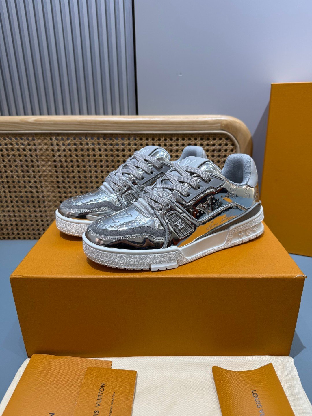 Sneakers Trainer 'Argent Chromé' — vue 3