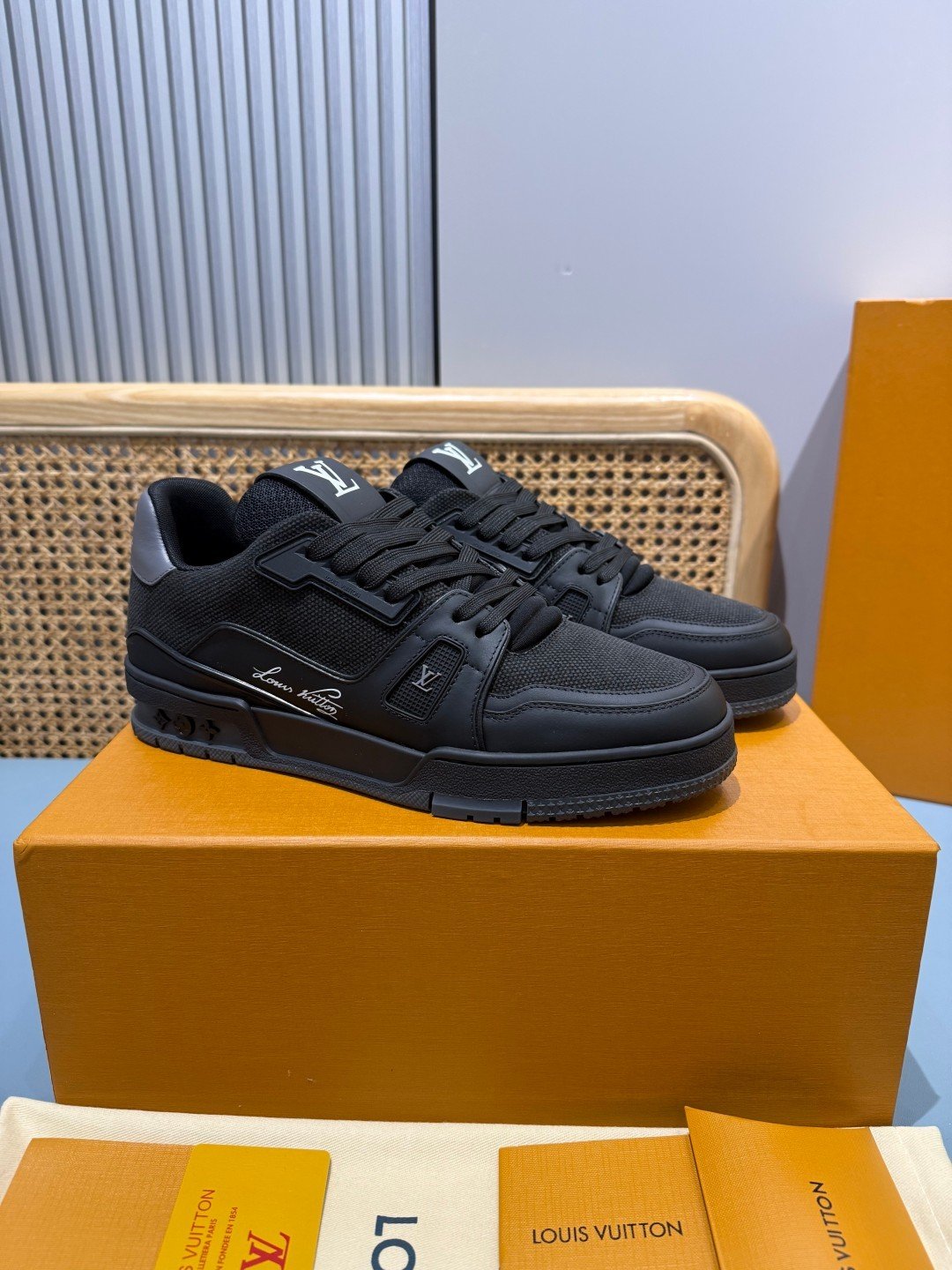 Sneakers Trainer 'Noir Profond' — vue 3