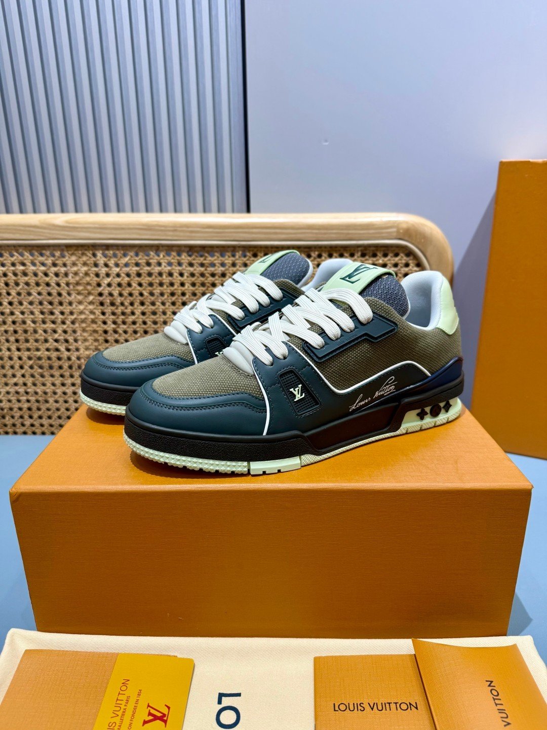 Sneakers Trainer 'Vert Menthe Noir' — vue 3