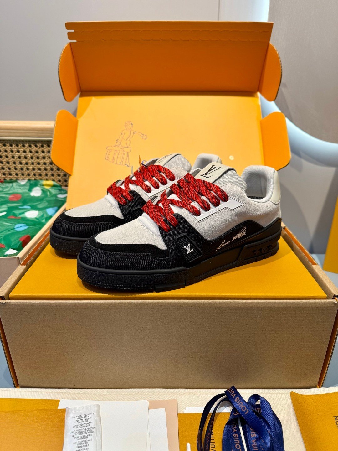 Sneakers Trainer 'Blanc Noir Rouge' — vue 4