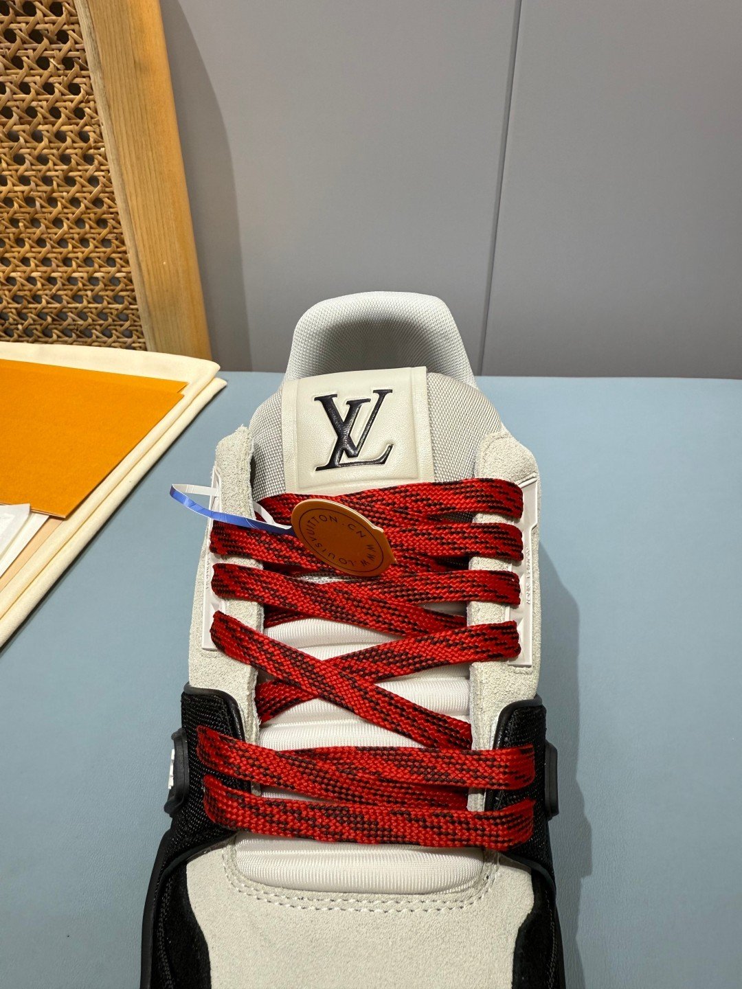 Sneakers Trainer 'Blanc Noir Rouge' — vue 8