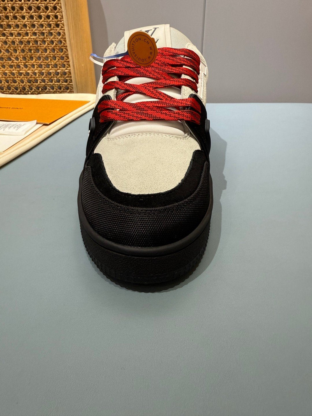 Sneakers Trainer 'Blanc Noir Rouge' — vue 9
