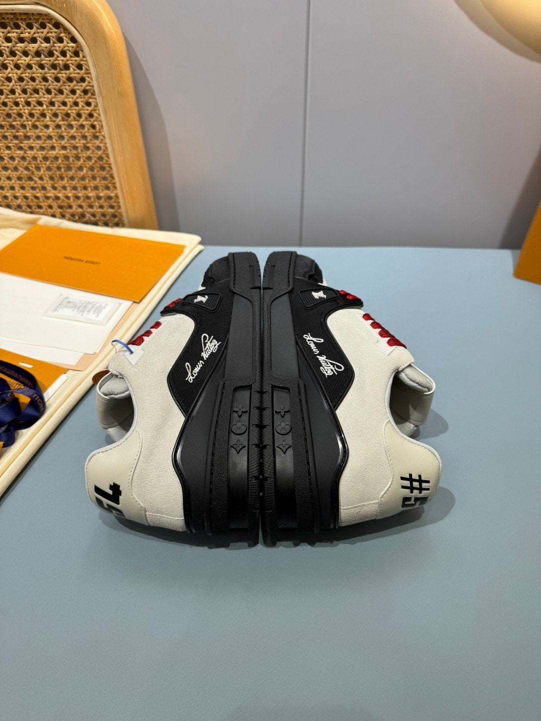 Sneakers Trainer 'Blanc Noir Rouge' — vue 20