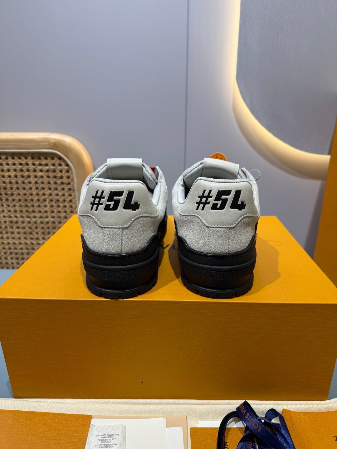 Sneakers Trainer 'Blanc Noir Rouge' — vue 27