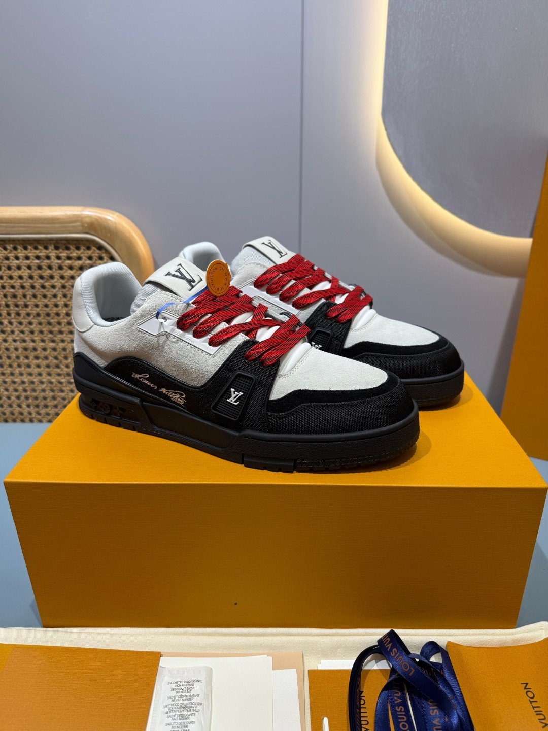 Sneakers Trainer 'Blanc Noir Rouge' — vue 28
