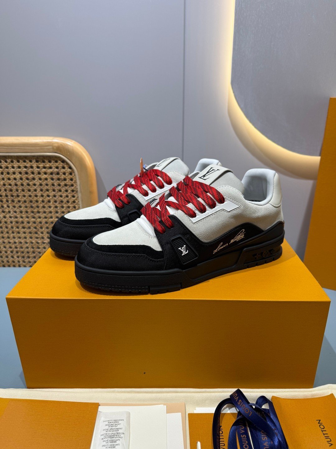 Sneakers Trainer 'Blanc Noir Rouge' — vue 29