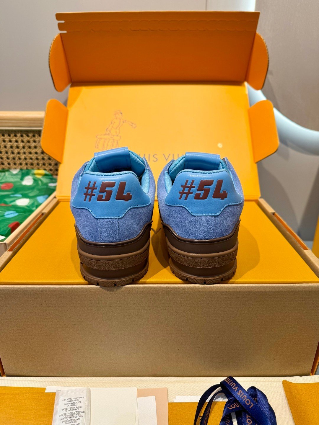 Sneakers Trainer 'Bleu Marron' — vue 3