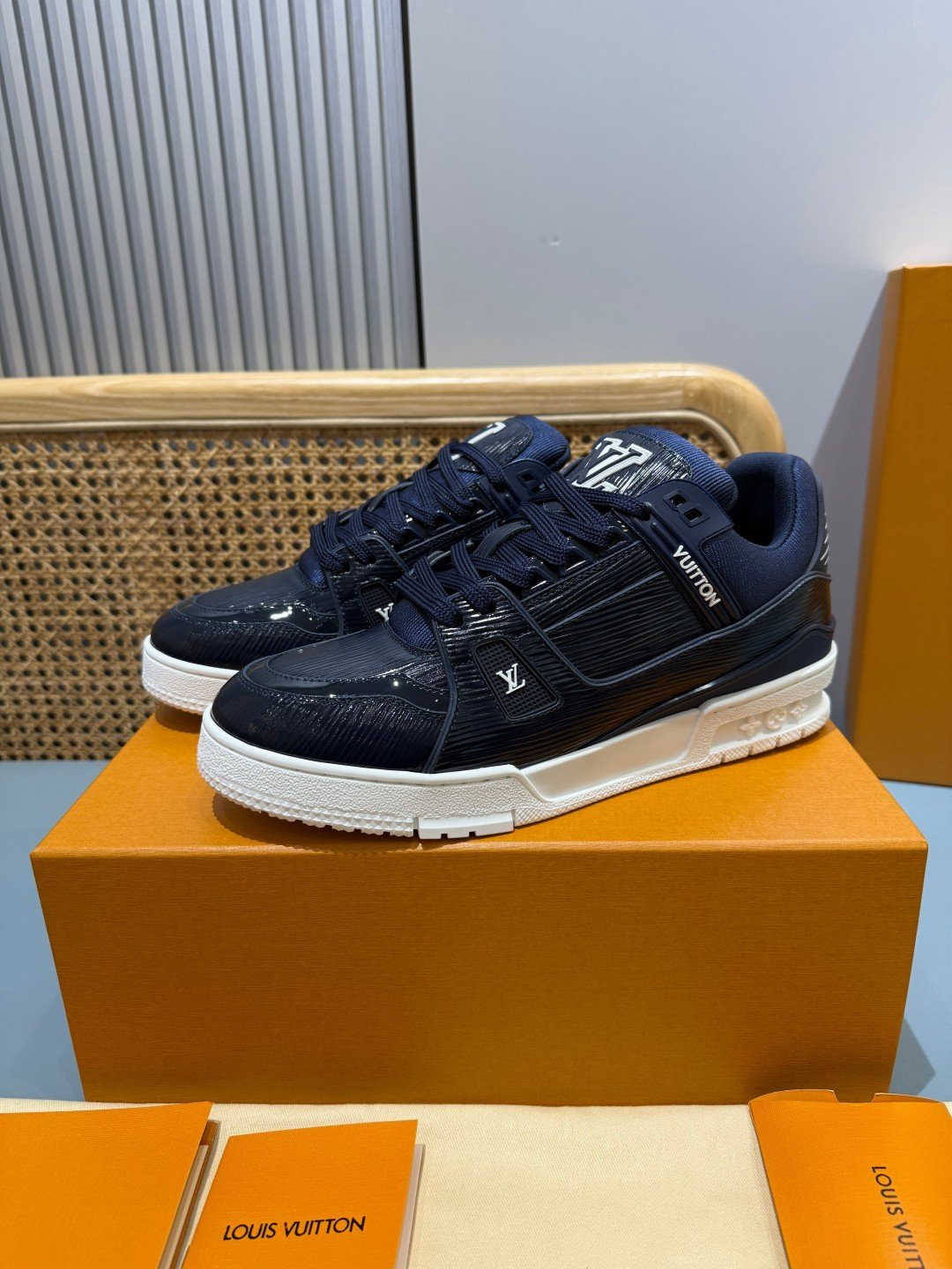 Sneakers Trainer 'Bleu Marine Verni' — vue 3