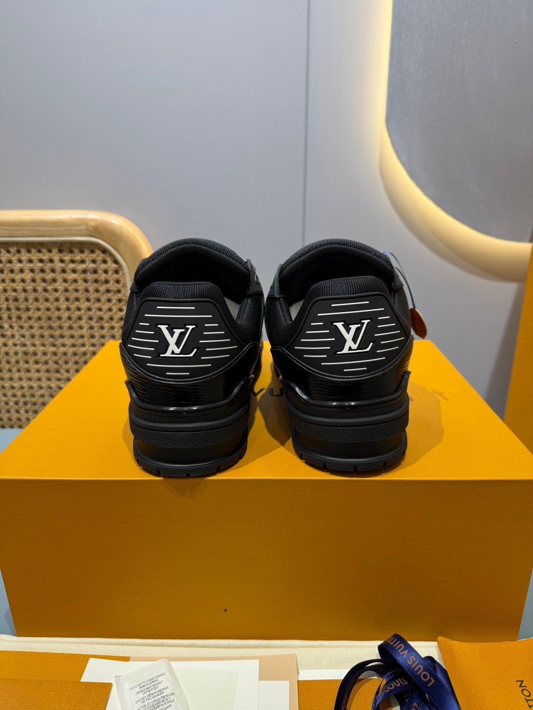 Sneakers Trainer 'Noir Verni' — vue 2