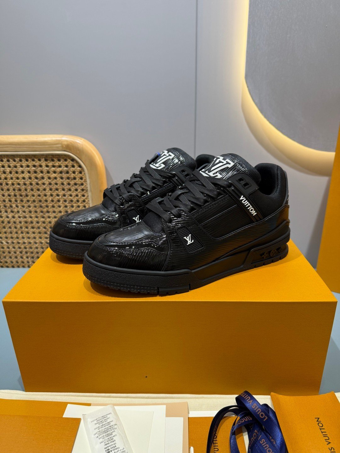 Sneakers Trainer 'Noir Verni' — vue 3