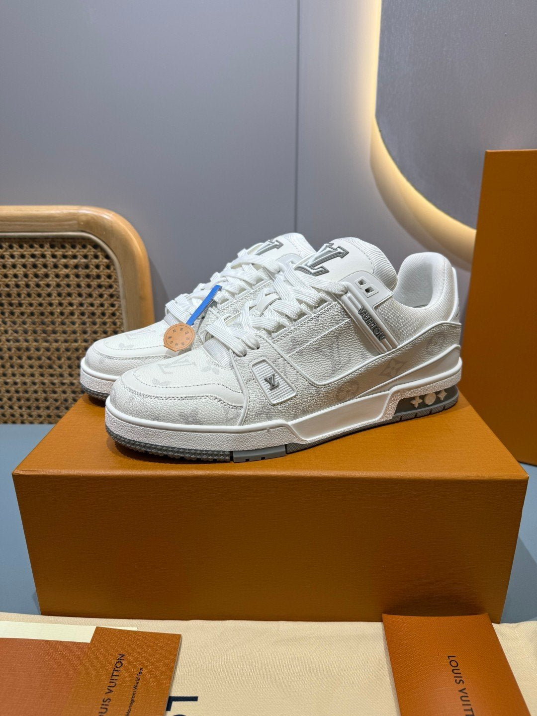 Sneakers Trainer 'Blanc Graffiti' — vue 3