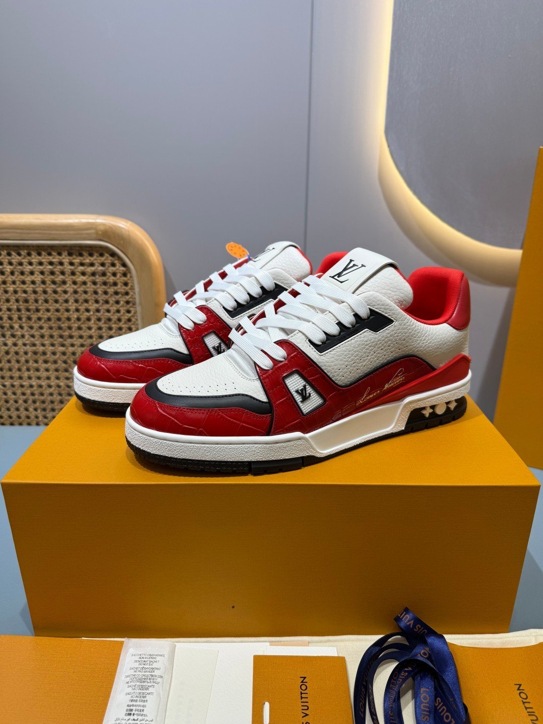 Sneakers Trainer 'Blanc Rouge Bordeaux' — vue 3
