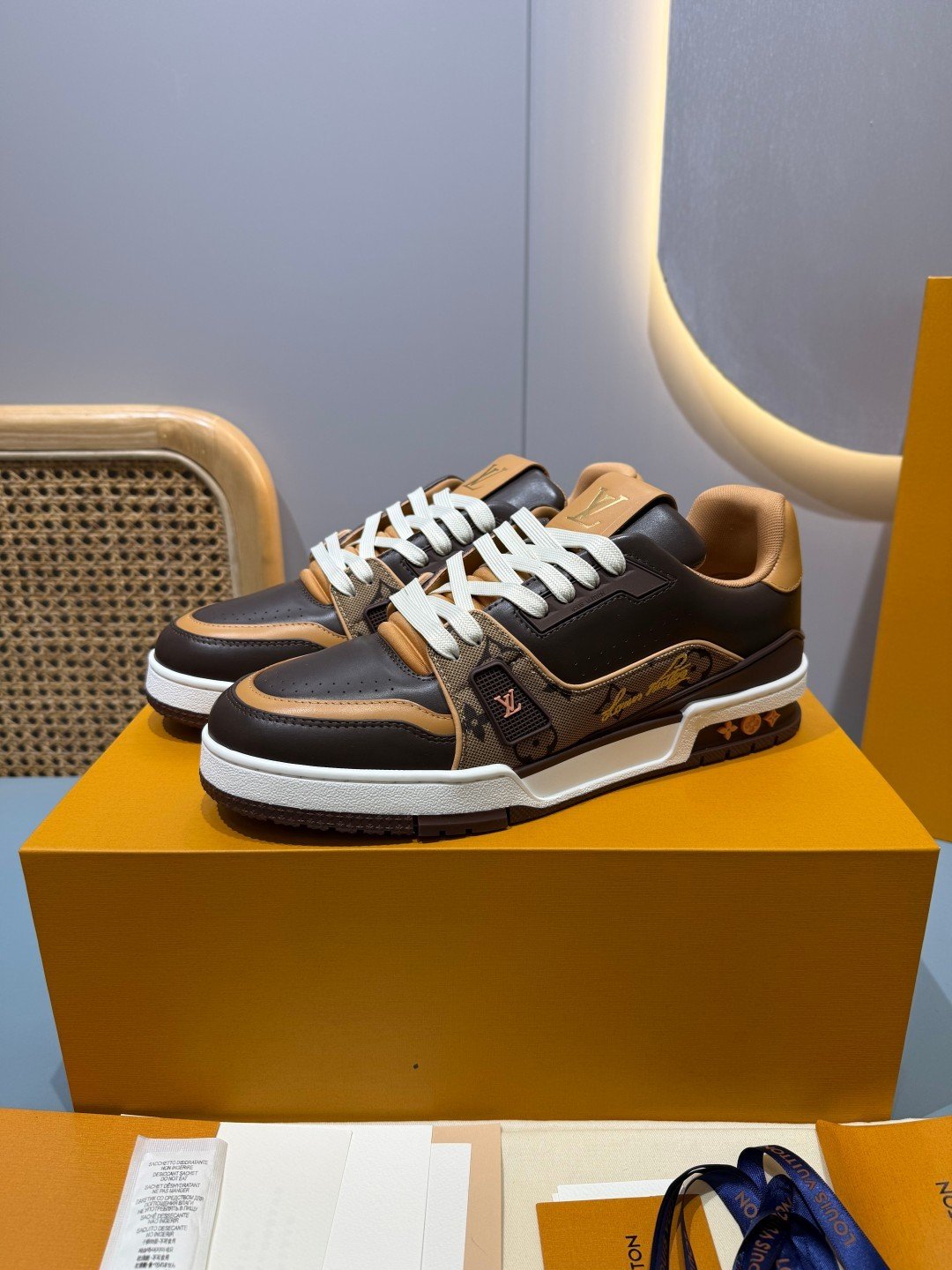 Sneakers Trainer 'Marron Orange Patch' — vue 3