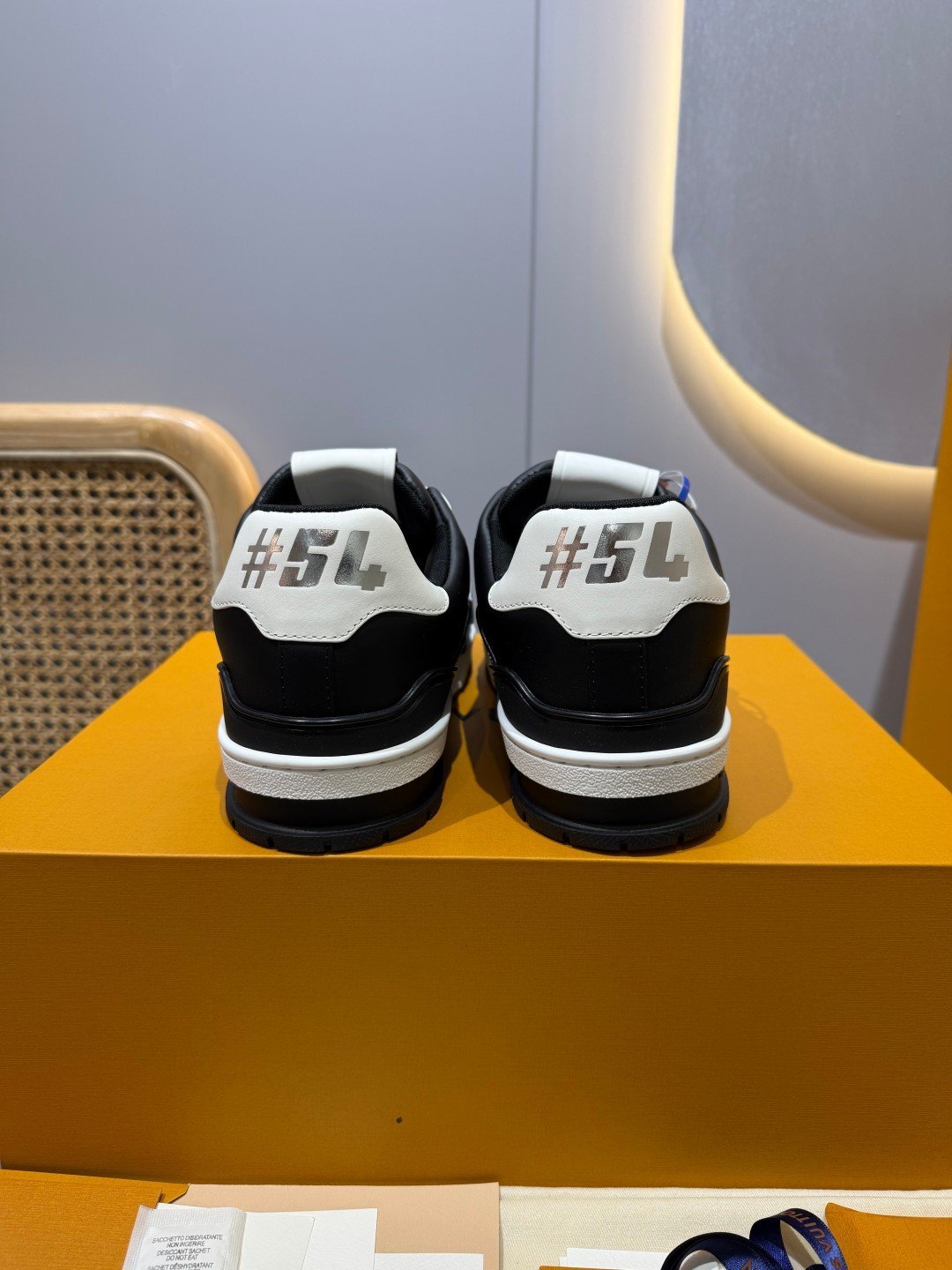 Sneakers Trainer 'Blanc Noir Patch' — vue 2