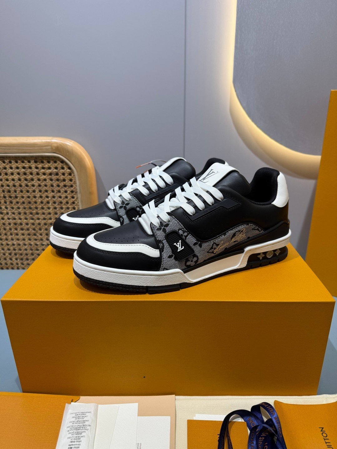 Sneakers Trainer 'Blanc Noir Patch' — vue 3