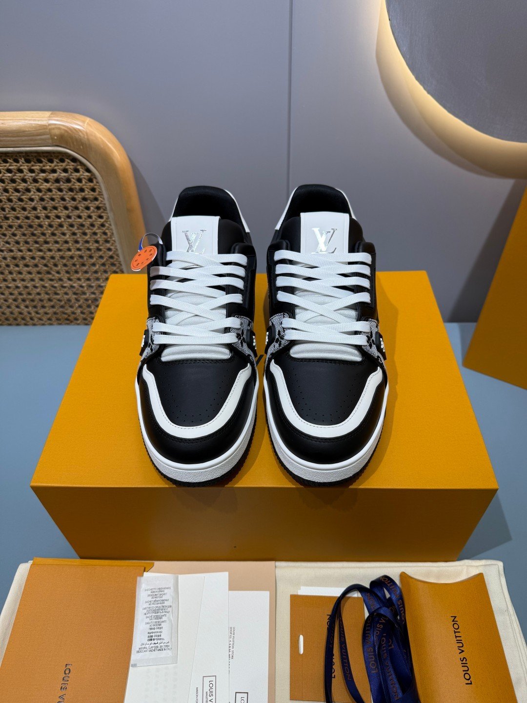 Sneakers Trainer 'Blanc Noir Patch' — vue 4