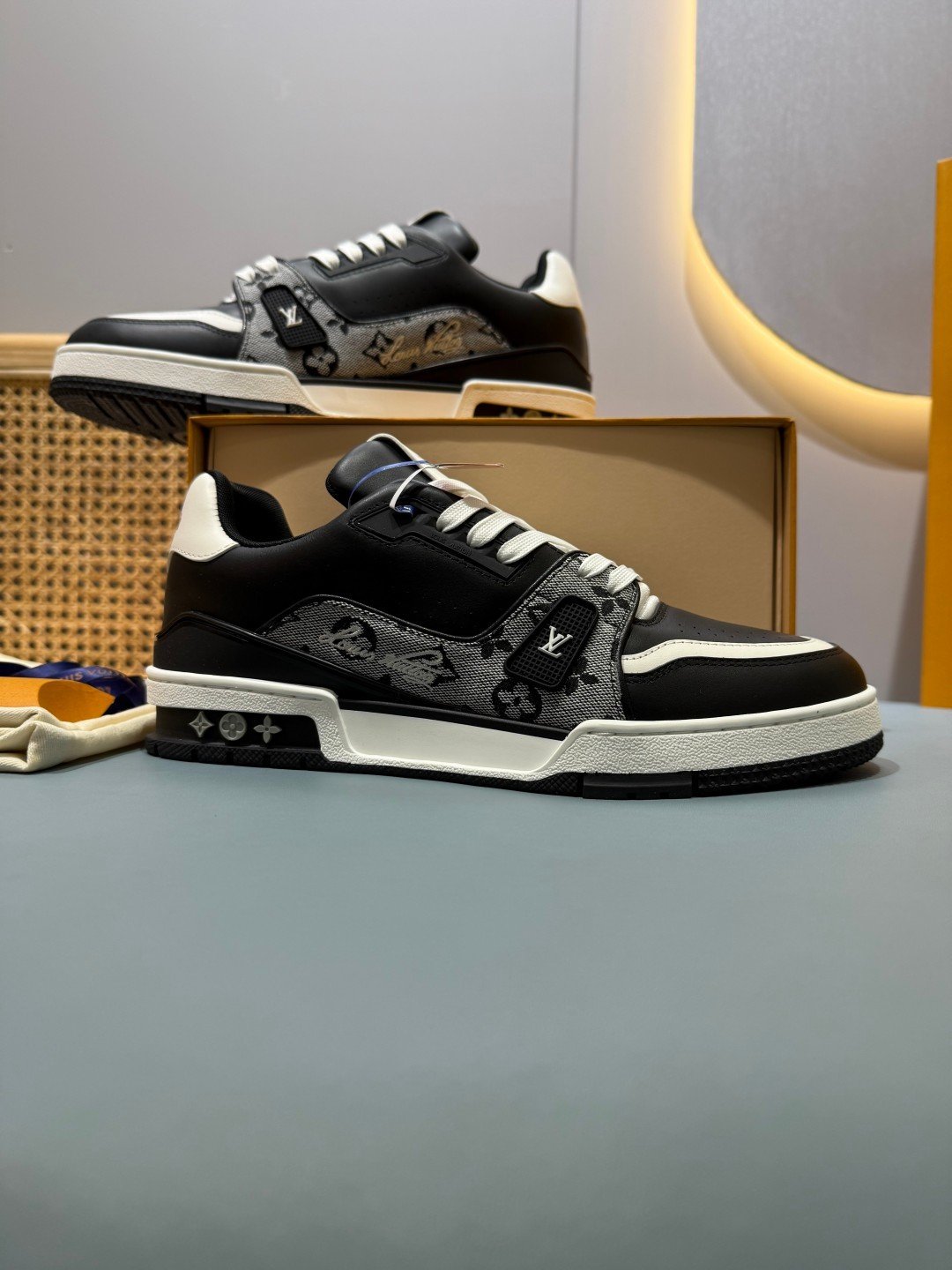 Sneakers Trainer 'Blanc Noir Patch' — vue 5