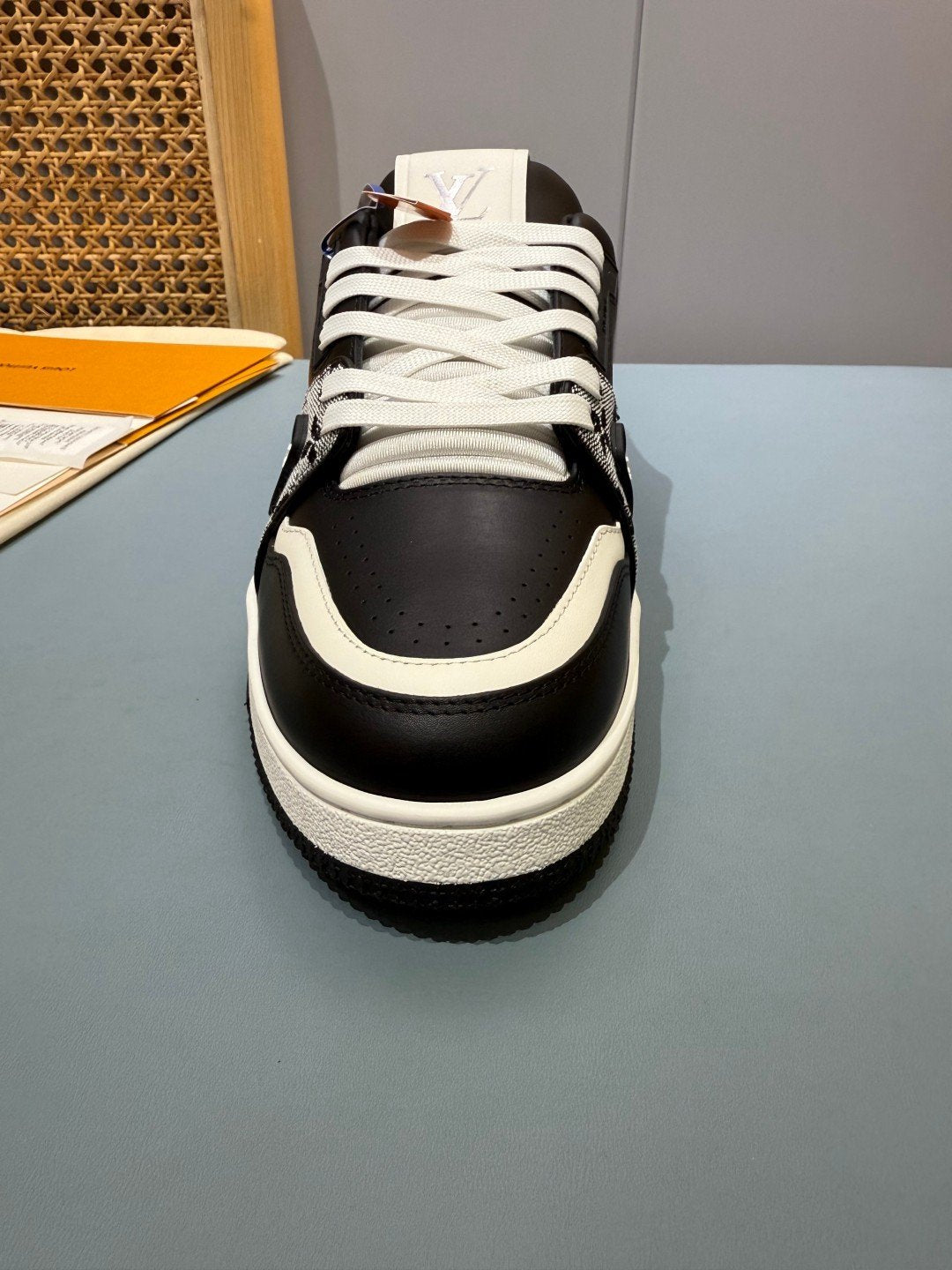 Sneakers Trainer 'Blanc Noir Patch' — vue 9