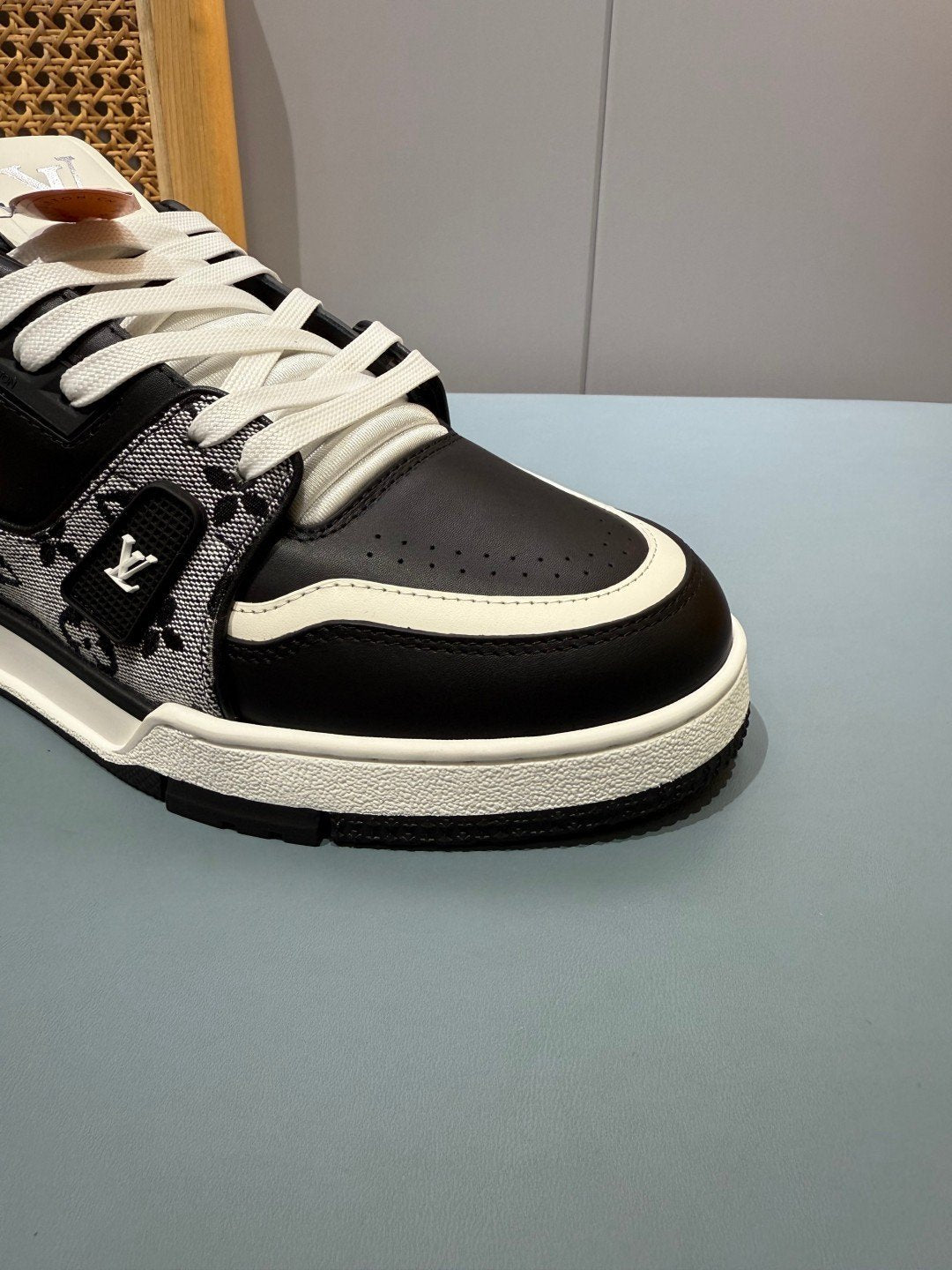 Sneakers Trainer 'Blanc Noir Patch' — vue 13