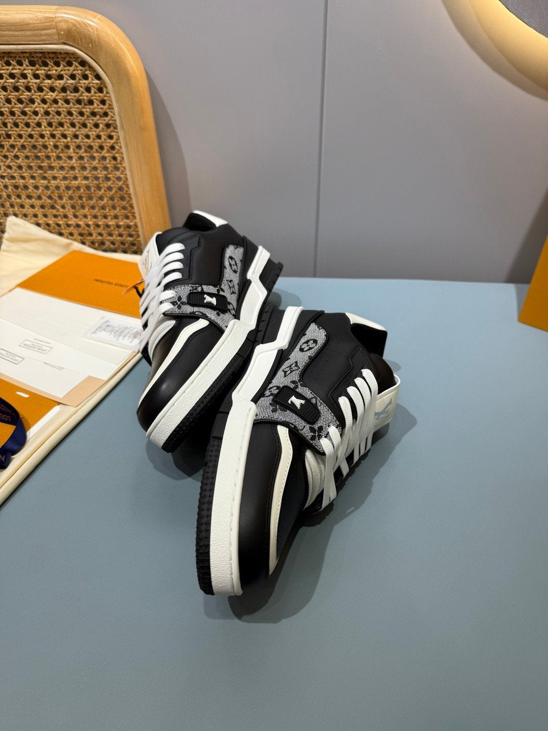 Sneakers Trainer 'Blanc Noir Patch' — vue 15
