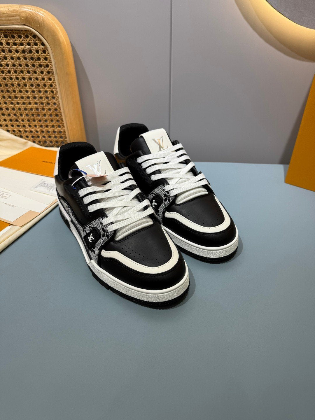 Sneakers Trainer 'Blanc Noir Patch' — vue 17