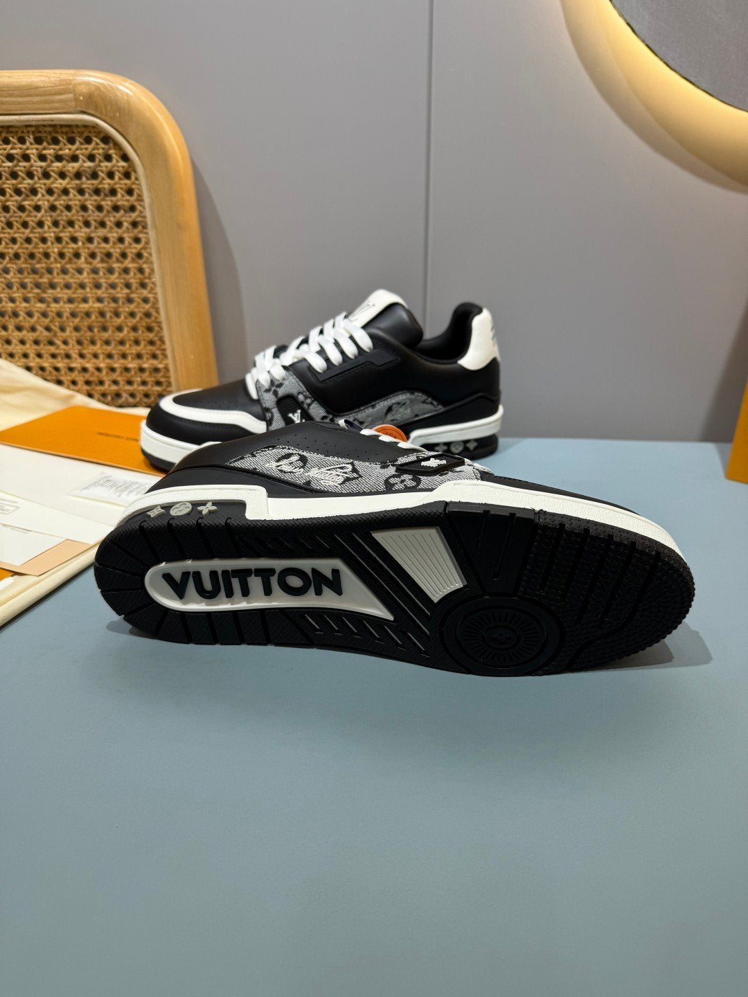 Sneakers Trainer 'Blanc Noir Patch' — vue 19