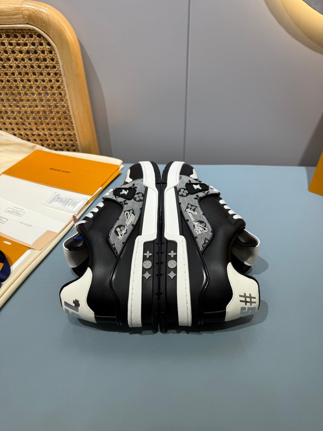 Sneakers Trainer 'Blanc Noir Patch' — vue 20