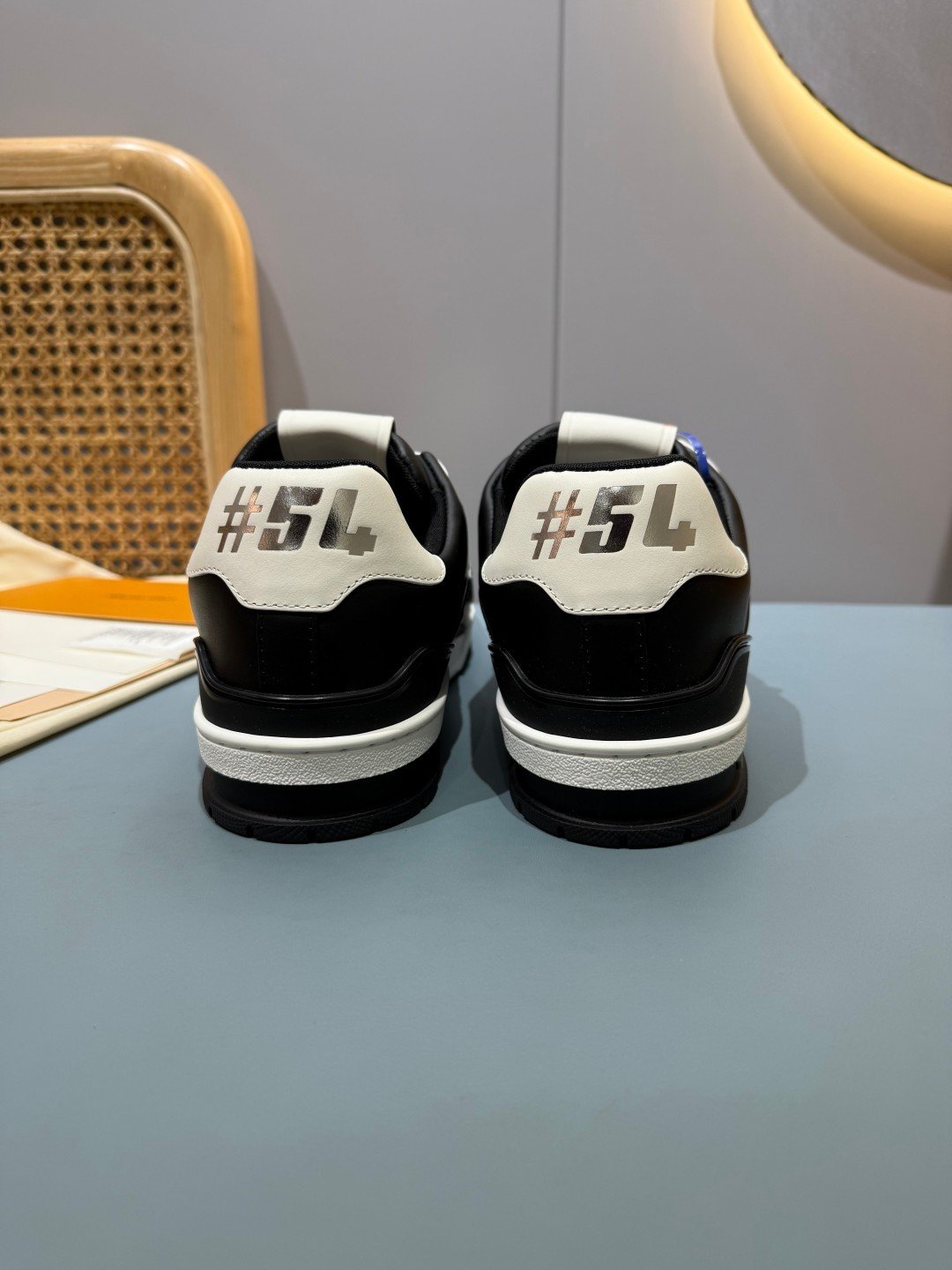 Sneakers Trainer 'Blanc Noir Patch' — vue 21