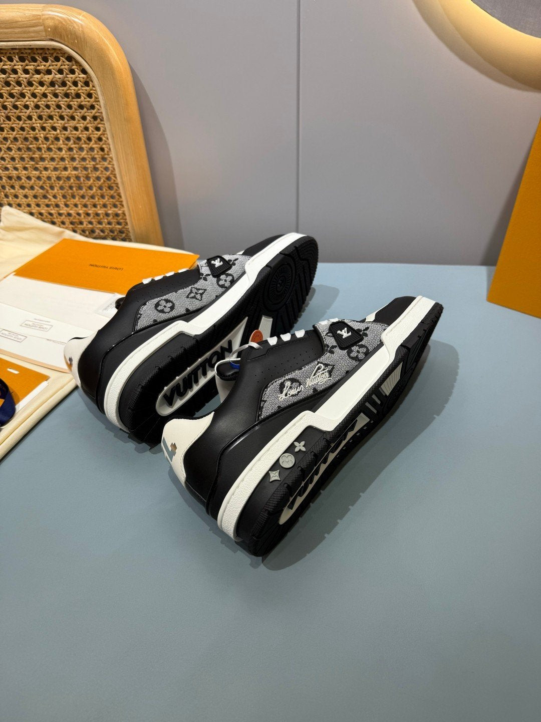 Sneakers Trainer 'Blanc Noir Patch' — vue 23