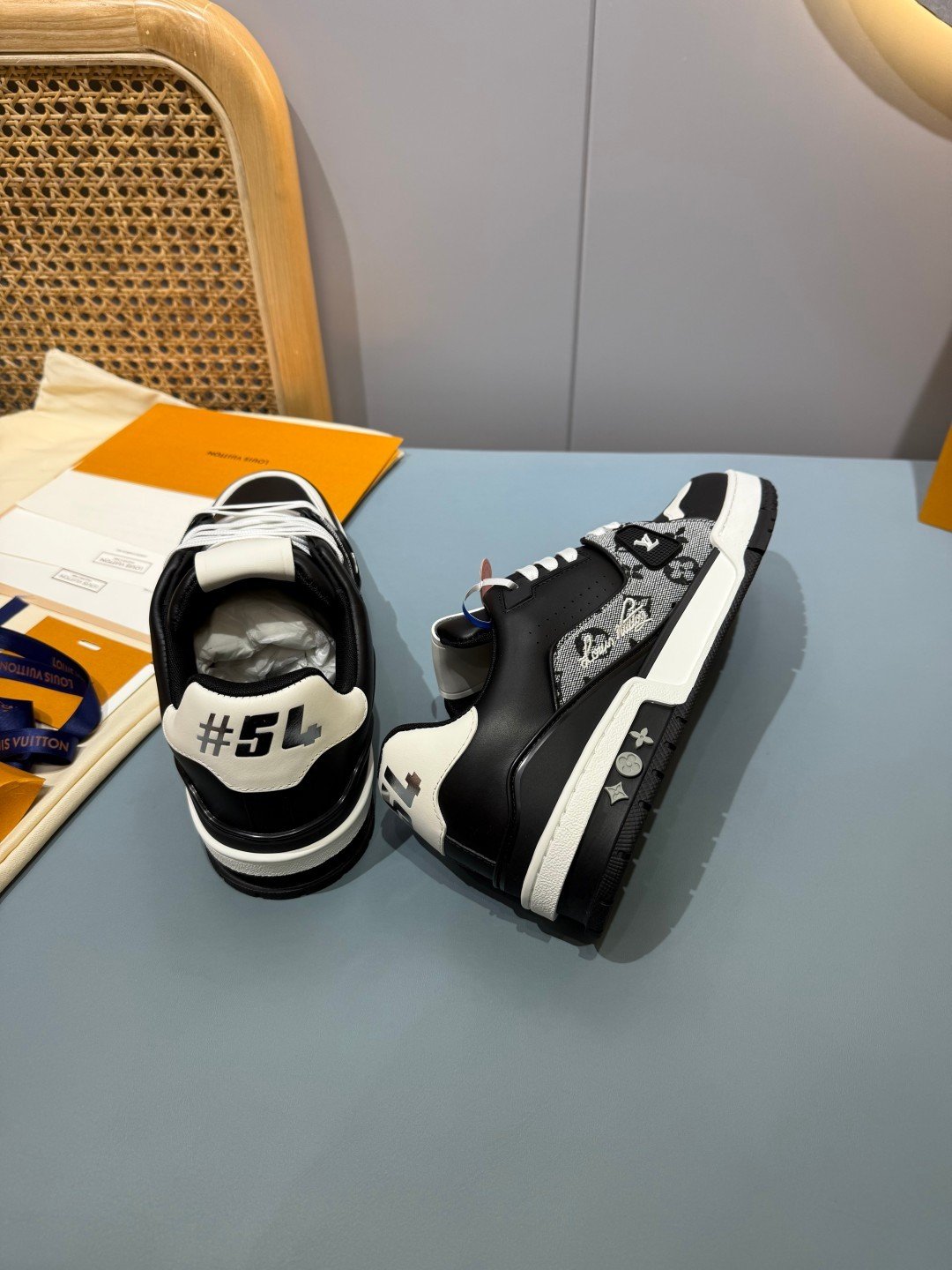 Sneakers Trainer 'Blanc Noir Patch' — vue 24