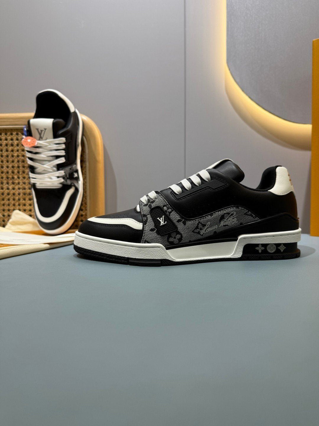 Sneakers Trainer 'Blanc Noir Patch' — vue 25