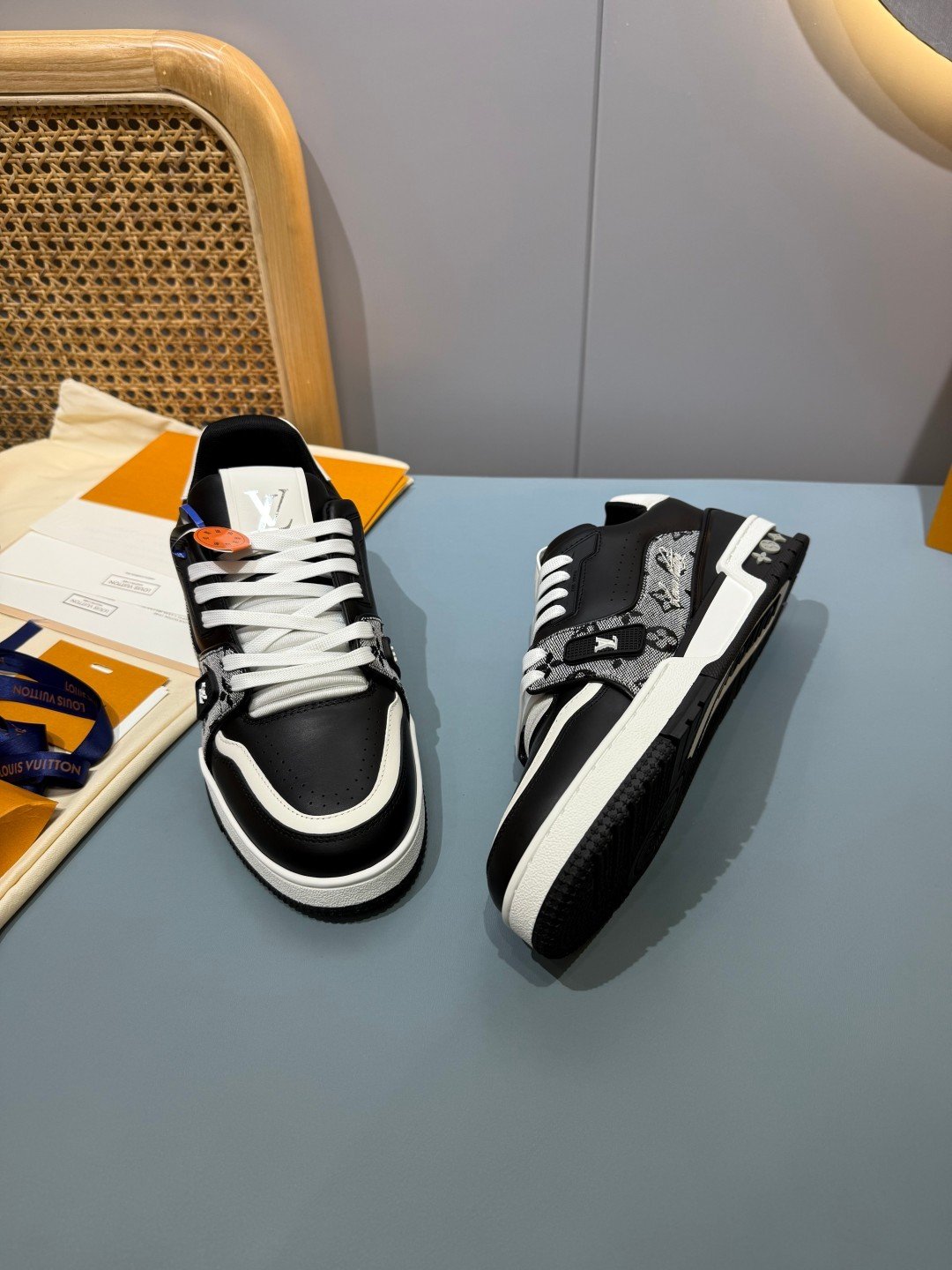 Sneakers Trainer 'Blanc Noir Patch' — vue 26