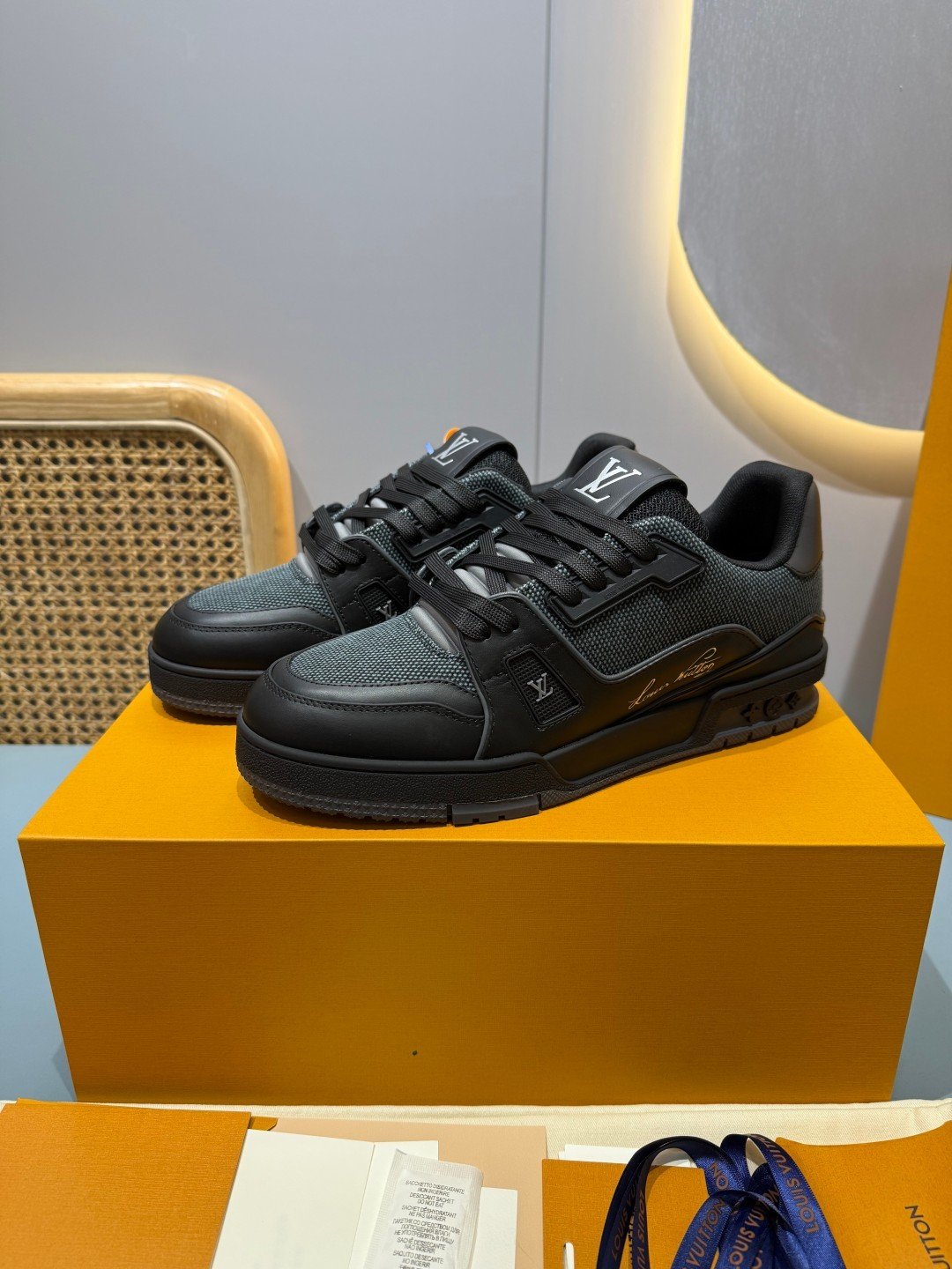 Sneakers Trainer 'Noir Mat Patch' — vue 3