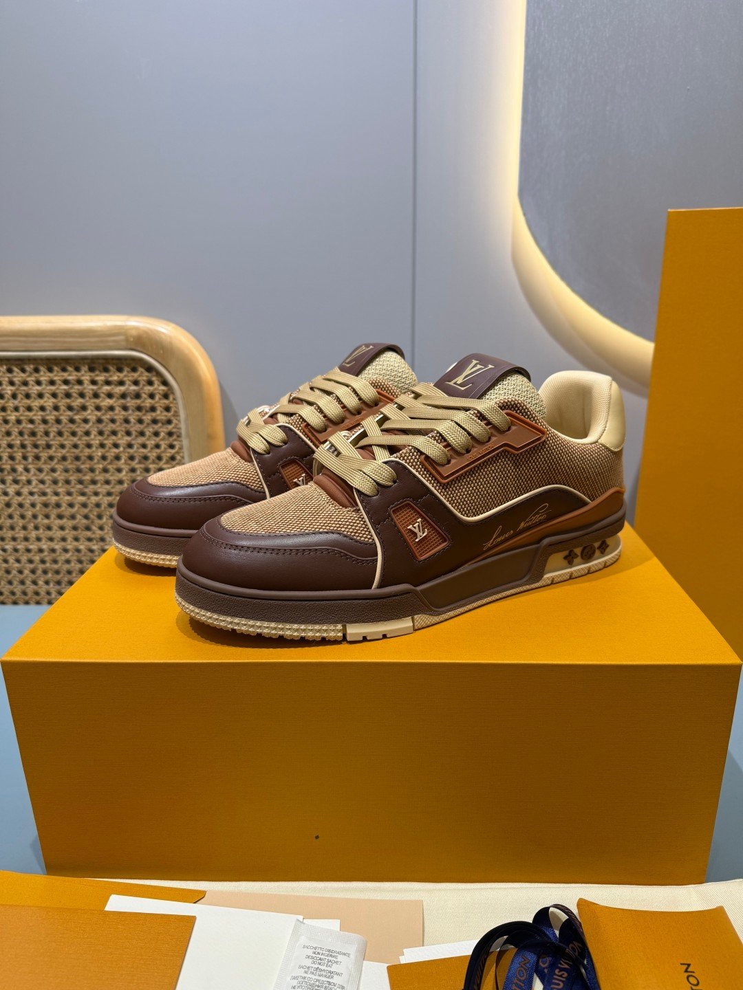 Sneakers Trainer 'Marron Patch' — vue 3