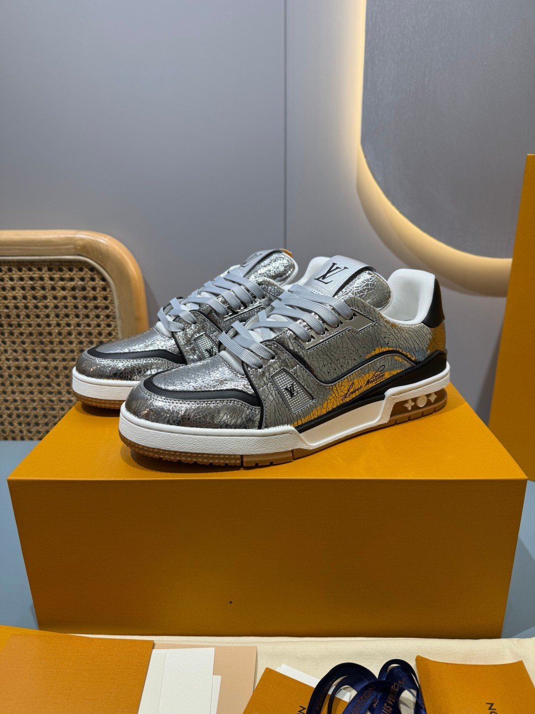 Sneakers Trainer 'Argent Miroir' — vue 3