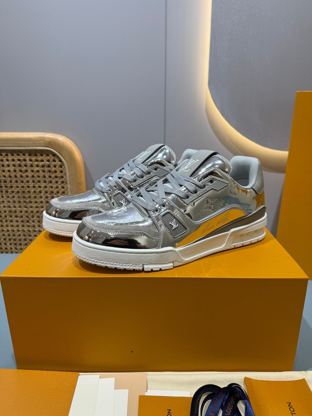 Sneakers Trainer 'Gris Métallisé' — vue 3