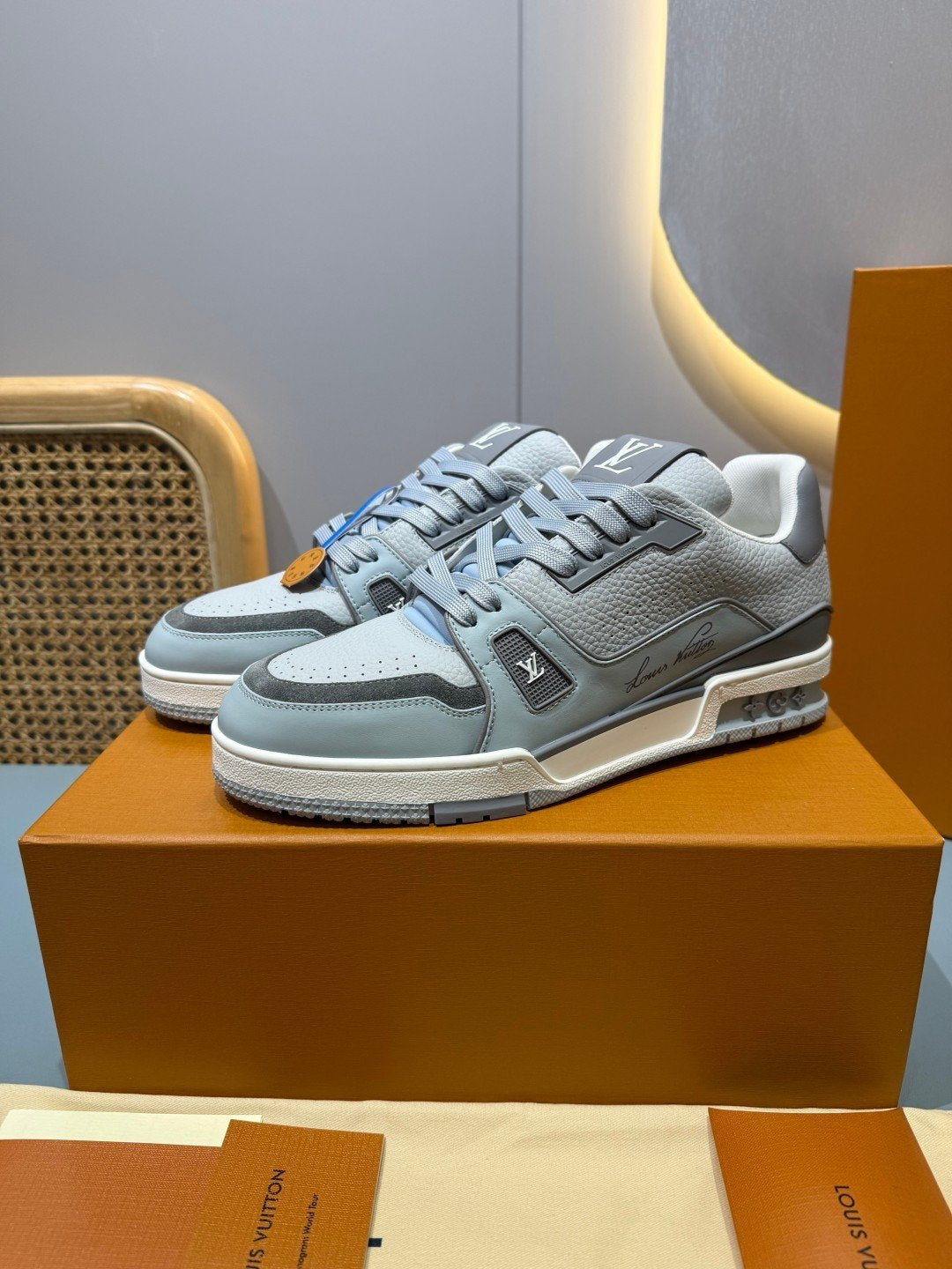 Sneakers Trainer 'Blanc Gris Orange' — vue 3