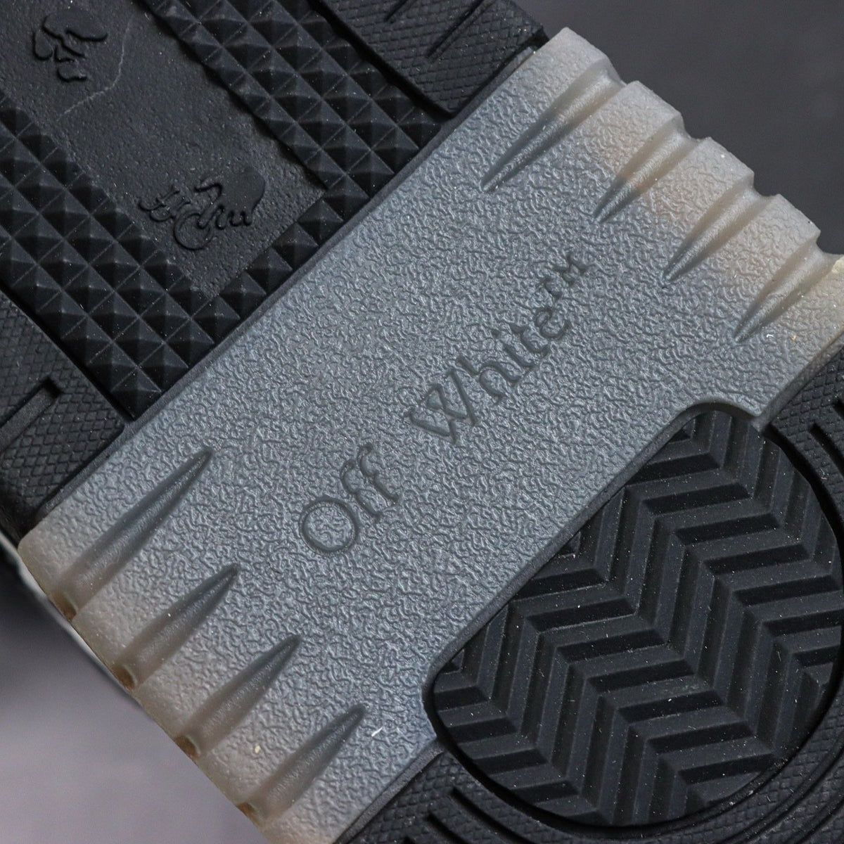 Off-White Out Of Office 'Noir Logo' — vue 3