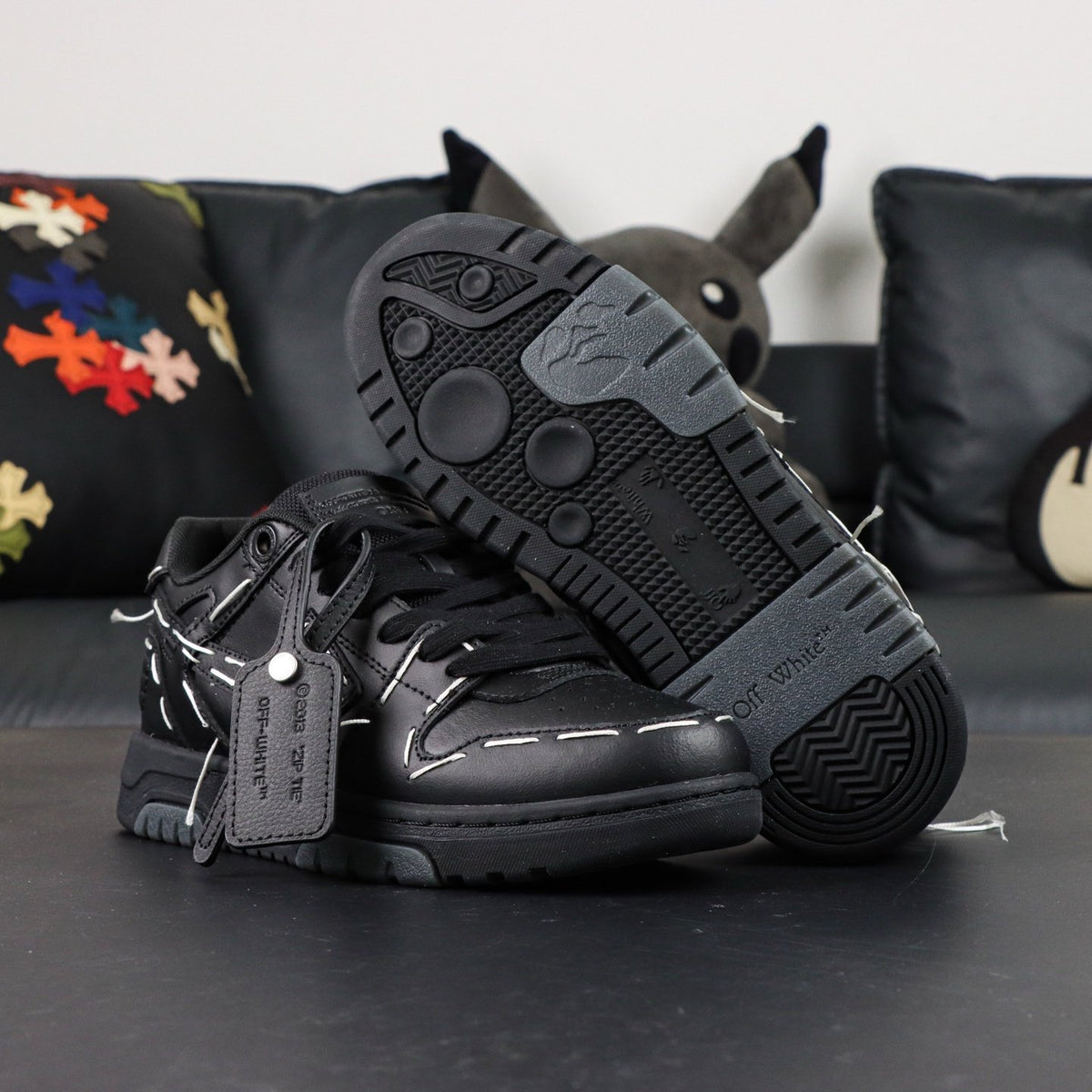 Off-White Out Of Office 'Noir Graphique' — vue 17