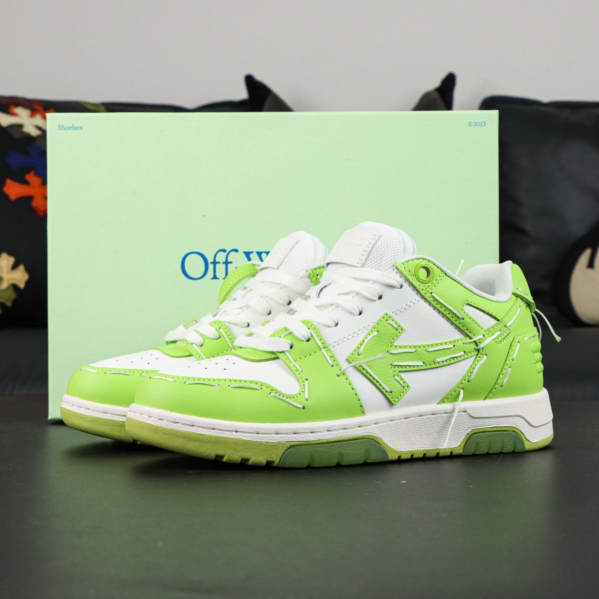 Off-White Out Of Office 'Vert Fluo' — vue 16