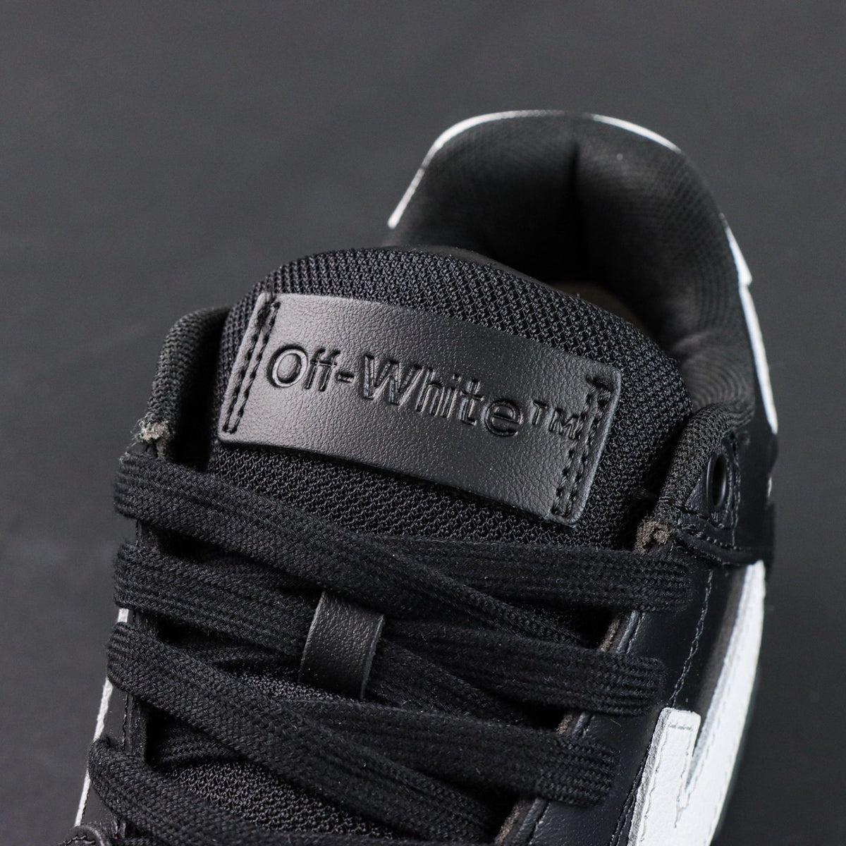 Off-White Out Of Office 'Noir Total' — vue 9
