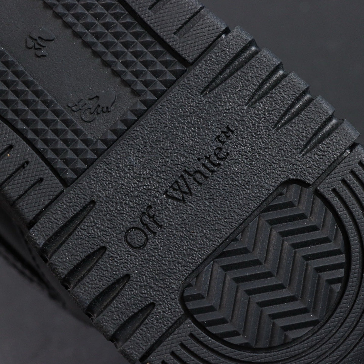 Off-White Out Of Office 'Noir Mat' — vue 5