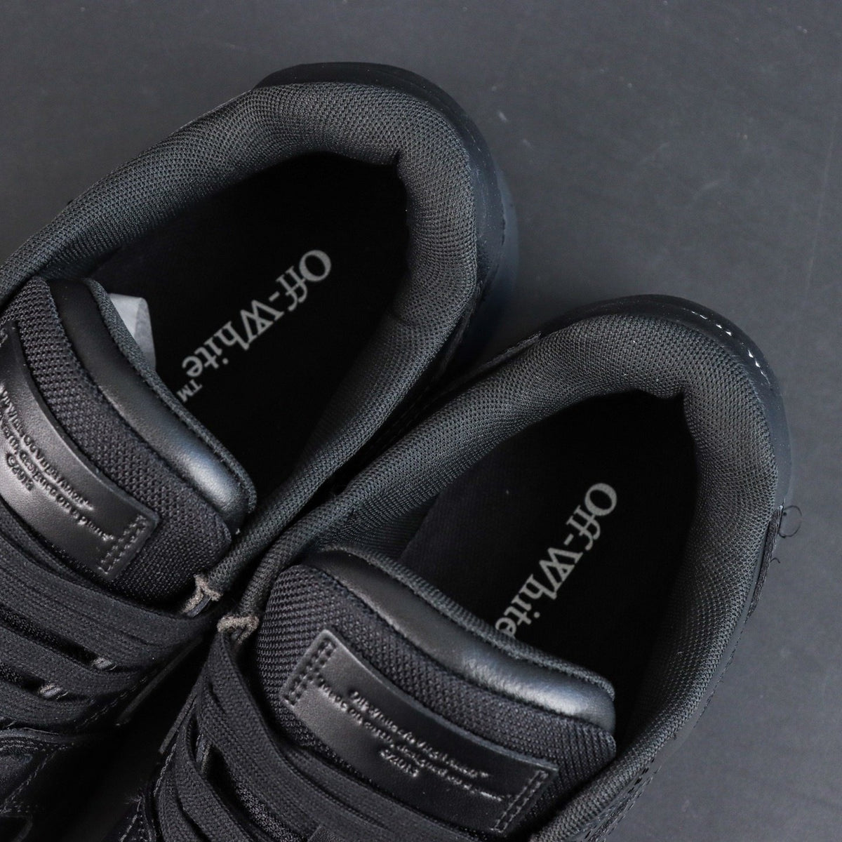 Off-White Out Of Office 'Noir Mat' — vue 12