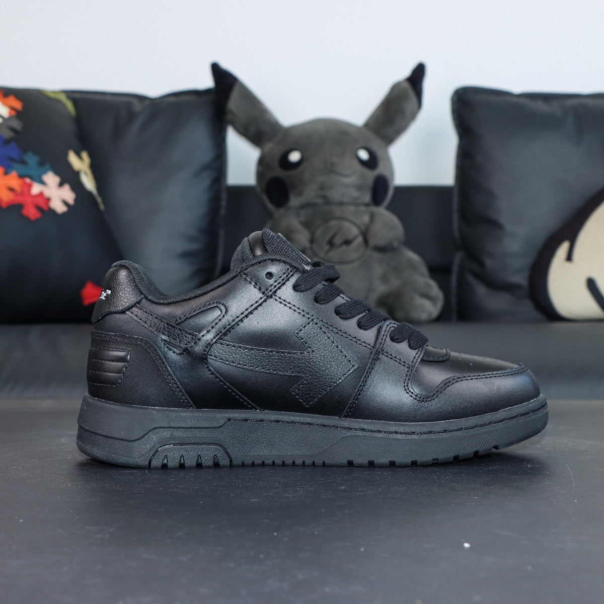 Off-White Out Of Office 'Noir Mat' — vue 14
