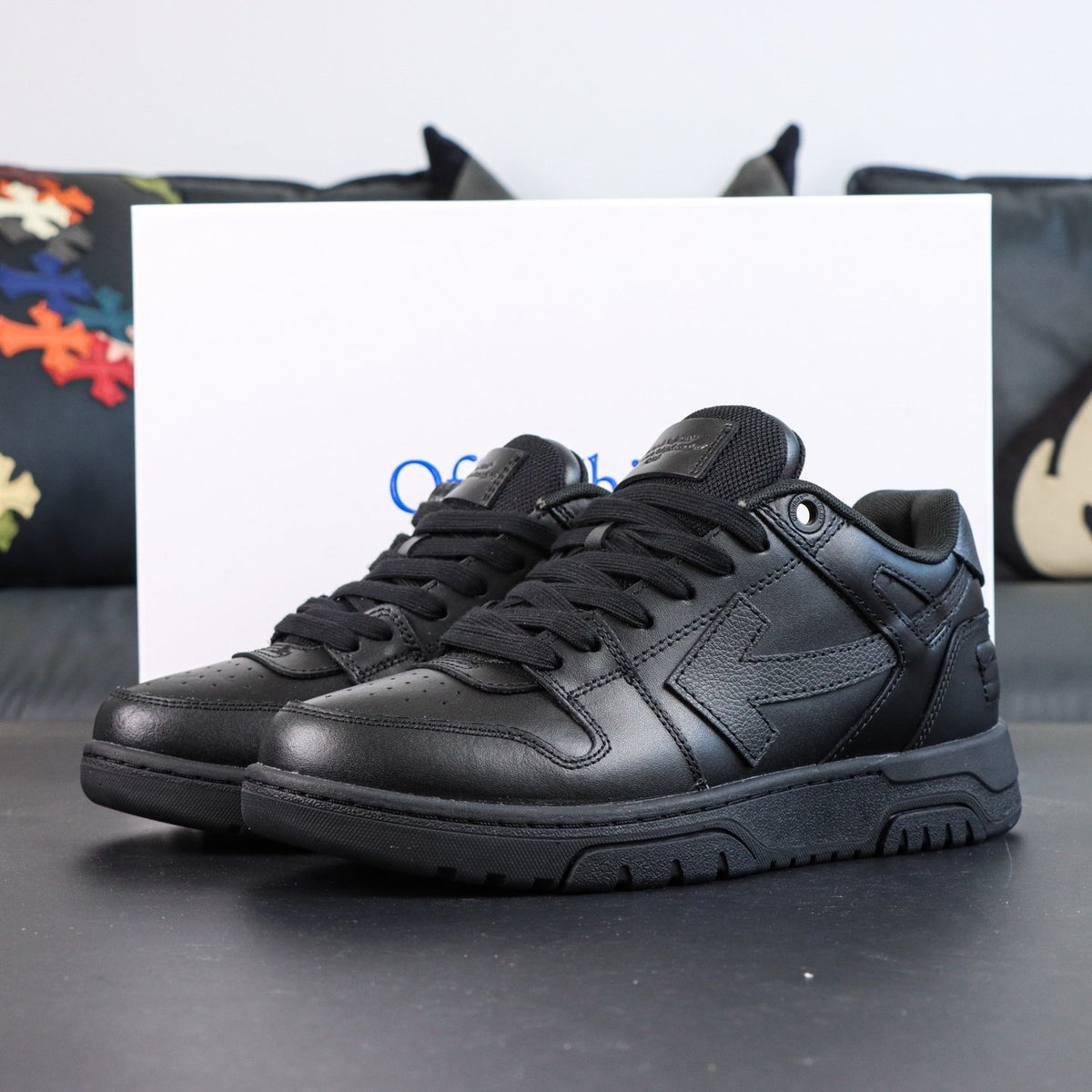 Off-White Out Of Office 'Noir Mat' — vue 16