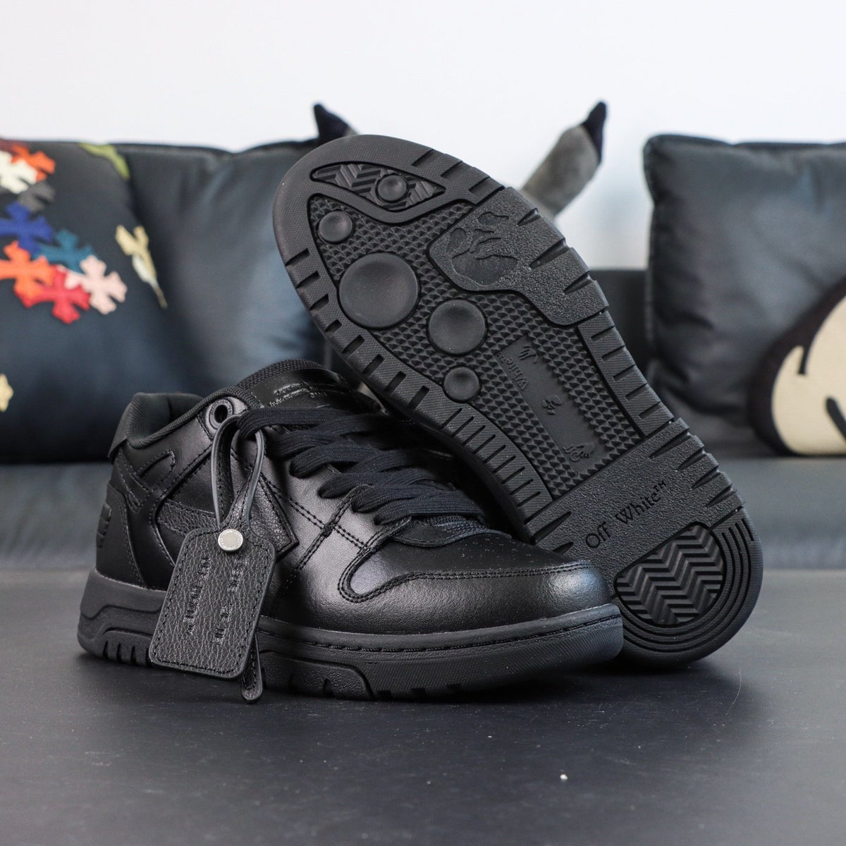 Off-White Out Of Office 'Noir Mat' — vue 17