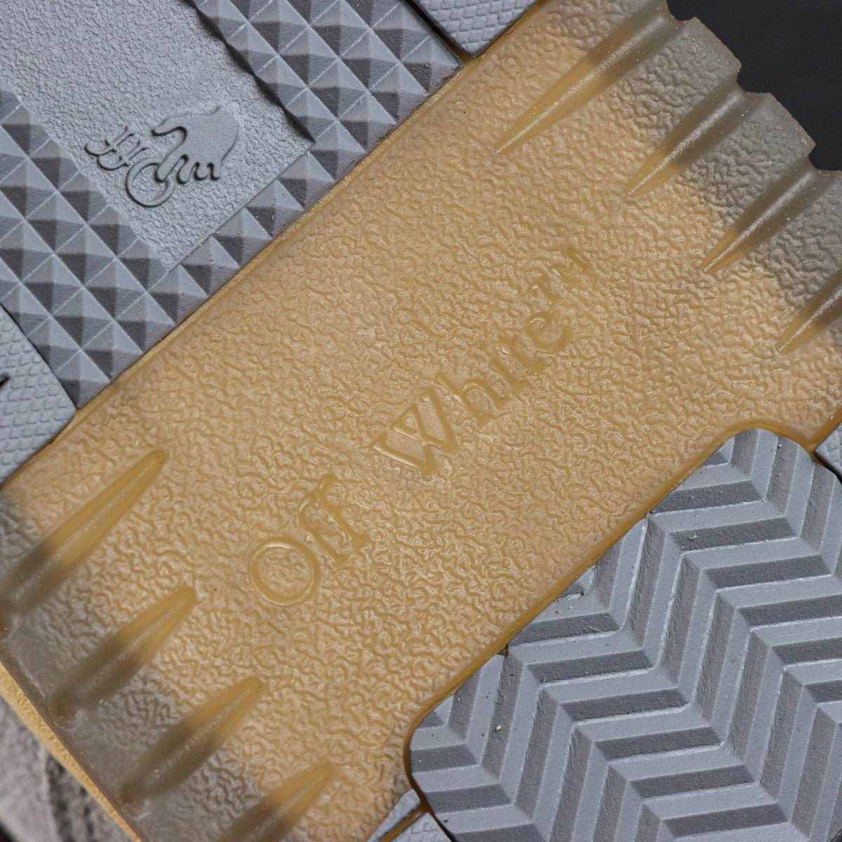 Off-White Out Of Office 'Gris Beige Noir' — vue 7