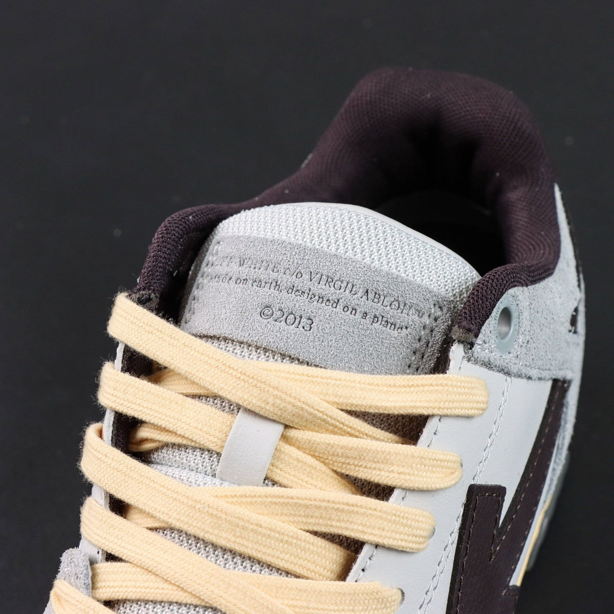 Off-White Out Of Office 'Gris Beige Noir' — vue 9