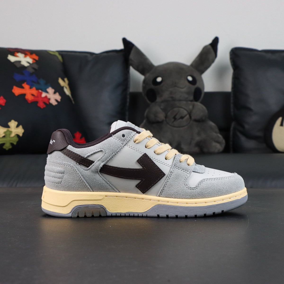 Off-White Out Of Office 'Gris Beige Noir' — vue 14