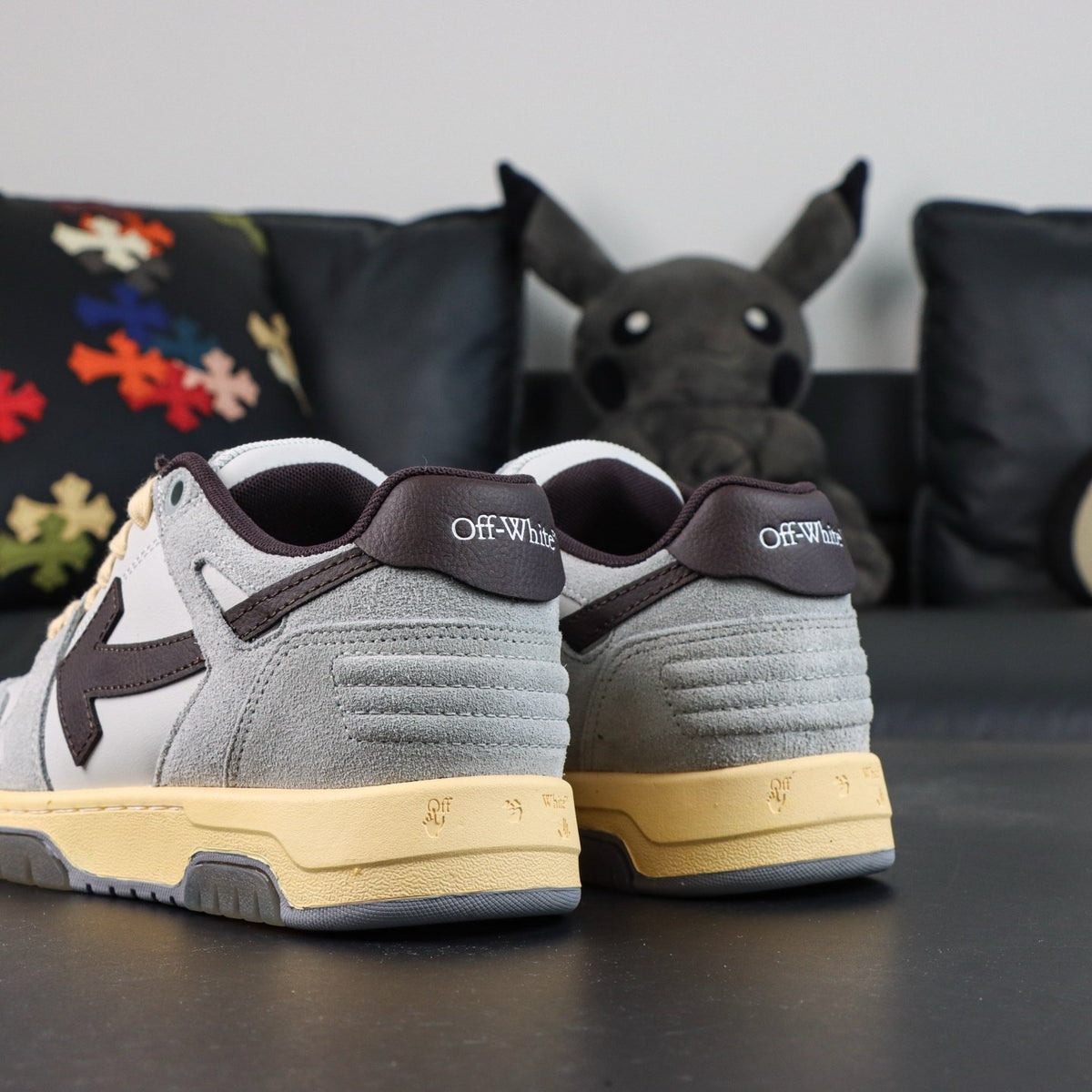 Off-White Out Of Office 'Gris Beige Noir' — vue 15